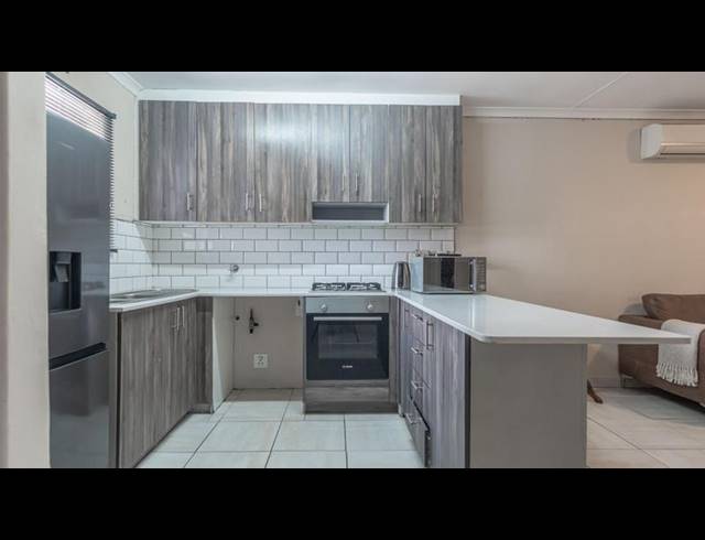 3 BEDROOM TOWNHOUSE FOR SALE IN VREDEKLOOF EAST